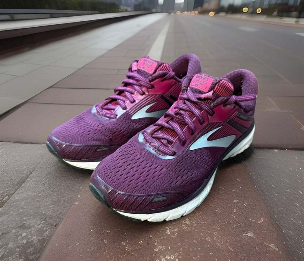Brooks Adrenaline GTS 18 Size 7 Purple Running Shoes